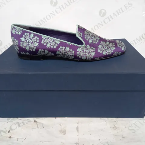 BOXED PAIR OF MANOLO BLAHNIK SLIP-ON SHOES IN PURPLE/BLUE EU SIZE 40