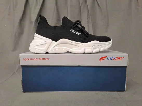 BOXED PAIR OF FINILY WARMUP SHOES IN BLACK/WHITE UK SIZE 5