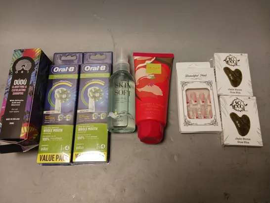 BOX OF APPROXIMATELY 15 COSMETIC ITEMS TO INCLUDE JADE STONE, ORAL B CROSS ACTION, AND TED BAKER BODY WASH ETC. 