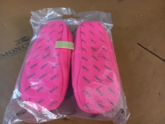 BAGGED PAIR OF COMA LADIES PINK SLIPPERS - L