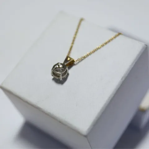 18CT GOLD SOLITAIRE PENDANT ON CHAIN, SET WITH A DIAMOND WEIGHING +0.95CT