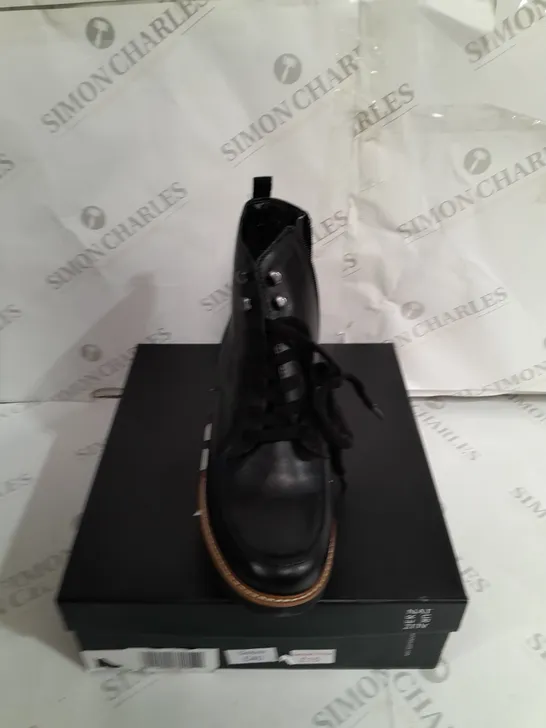 BOXED NATURALIZER ZIPPED BLACK BOOTS SIZE 7