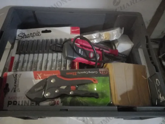 BOX OF APPROX 10 HOUSEHOLD ITEMS TO INCLUDE SHARPIE PENS, WILKINSON SWORD PRUNERS AND FIDGET PEN