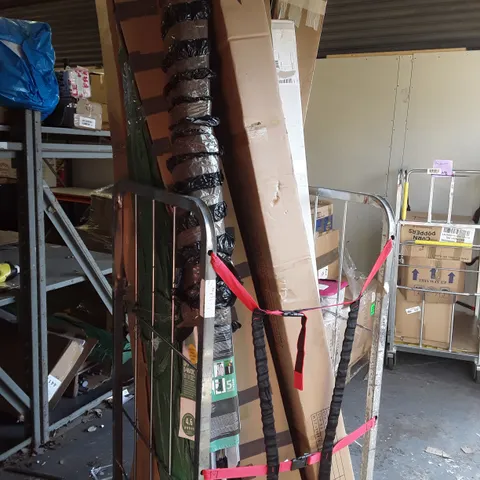 LOT OF APPROXIMATELY 11 ASSORTED ITEMS TO INCLUDE PIC FOLDING DOORS, BAMBOO SCREENING AND 60M CLOTHING AIRER / COLLECTION ONLY