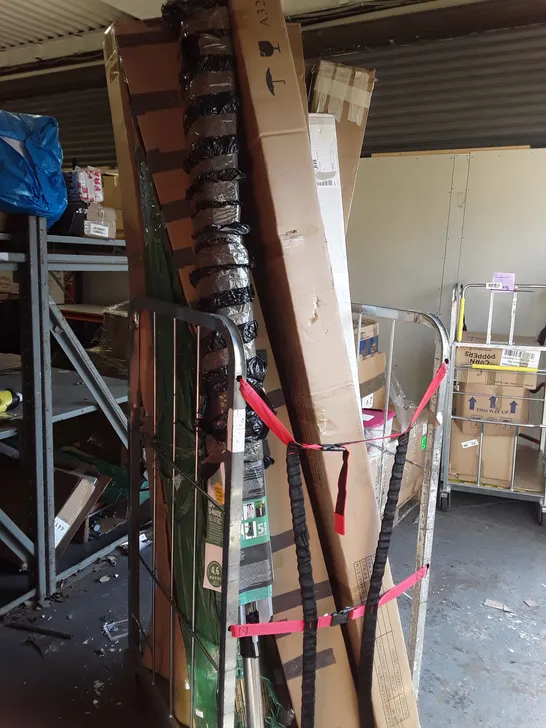 LOT OF APPROXIMATELY 11 ASSORTED ITEMS TO INCLUDE PIC FOLDING DOORS, BAMBOO SCREENING AND 60M CLOTHING AIRER / COLLECTION ONLY