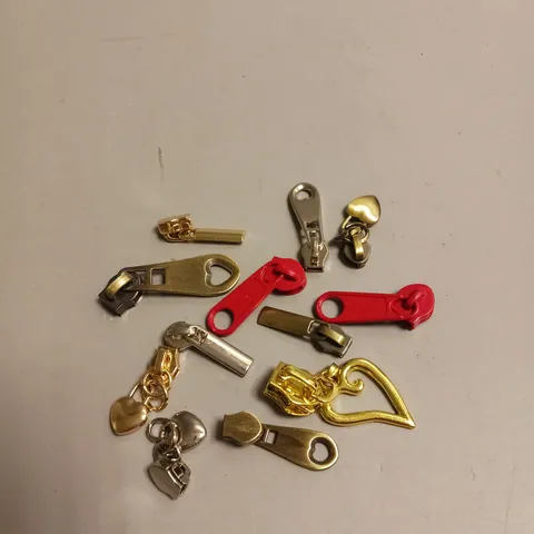 LOT OF APPROX 12 ZIP REPLACEMENTS IN ASSORTED COLOURS AND SIZES TO INCLUDE RED, BRASS, SILVER AND GOLD