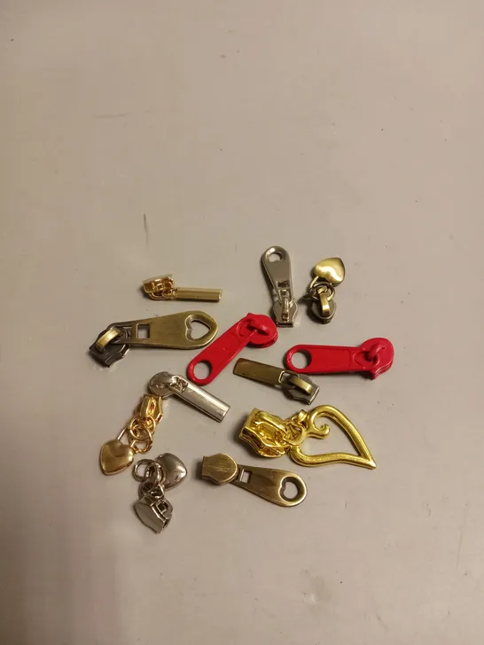 LOT OF APPROX 12 ZIP REPLACEMENTS IN ASSORTED COLOURS AND SIZES TO INCLUDE RED, BRASS, SILVER AND GOLD