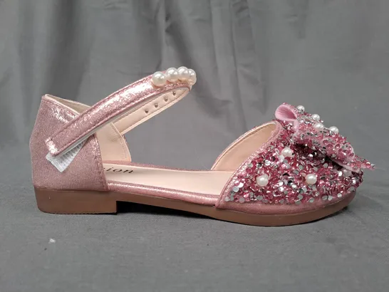 BOXED PAIR OF DESIGNER CLOSED TOE FLAT SHOES IN PINK W. SEQUIN, PEARL, AND BOW DETAIL EU SIZE 32