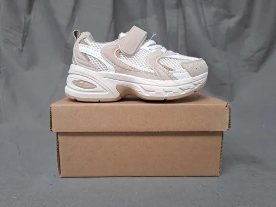 BOXED PAIR OF DESIGNER KIDS SHOES IN BEIGE EU SIZE 24