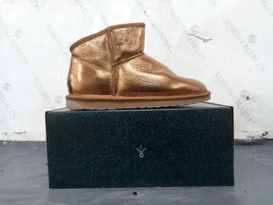 BOXED PAIR OF EMU AUSTRALIA SHOES IN METALLIC BRONZE SIZE 7