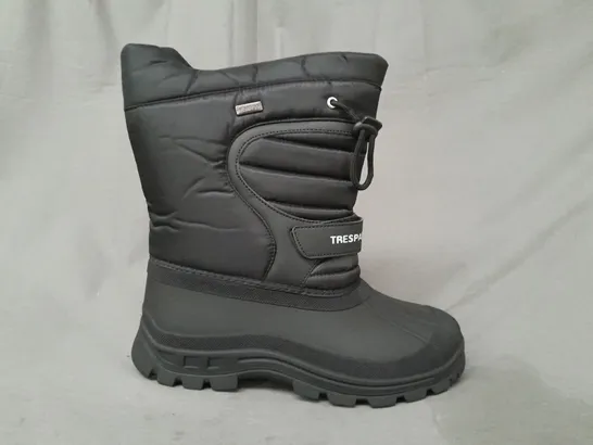 BOXED PAIR OF ADIDAS TRESPASS SNOW BOOTS IN BLACK UK SIZE 5