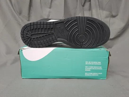 BOXED PAIR OF NIKE SHOES IN BLACK/WHITE UK SIZE 9