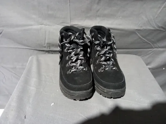 PAIR OF SKECHERS BOBS BROADIES HIKER BOOTS IN BLACK SIZE 6