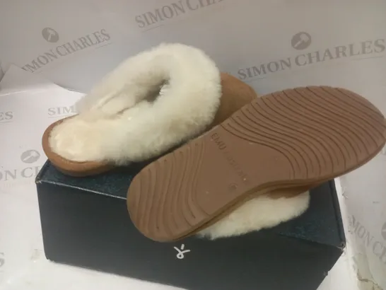 BOXED CAMEL MONCH SLIPPERS - SIZE 5