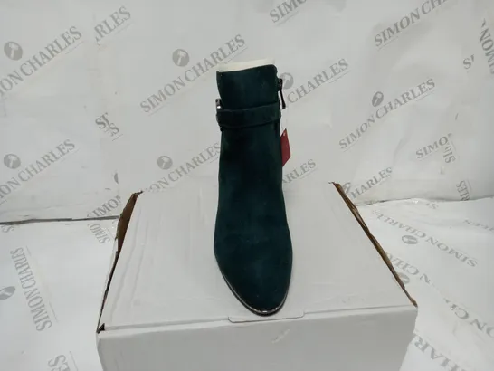 PAIR OF MODA IN PELLE LORI GREEN SUEDE BOOTS SIZED 7 