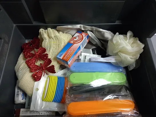 BOX OF APPROXIMATELY 20 COSMETIC ITEMS TO INCLUDE - ORAL B FLOSS PICKS - HAIR CARE - COSMETICS HEAD BAND - ETC 