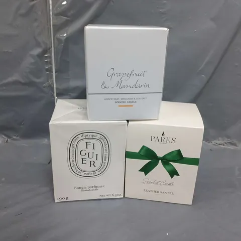 3 BOXED SCENTED CANDLES TO INCLUDE THE WHITE COMPANY GRAPEFRUIT AND MANDARIN, PARKS LEATHER SANTAL, DIPTYQUE PARIS BOUGIE PARFUMEE 