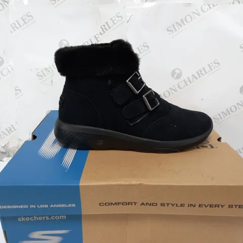 SKETCHERS ON THE GO WINTER FLING BOOT SIZE 6.5