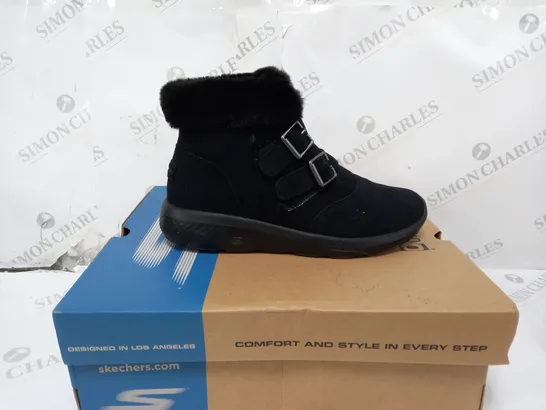 SKETCHERS ON THE GO WINTER FLING BOOT SIZE 6.5