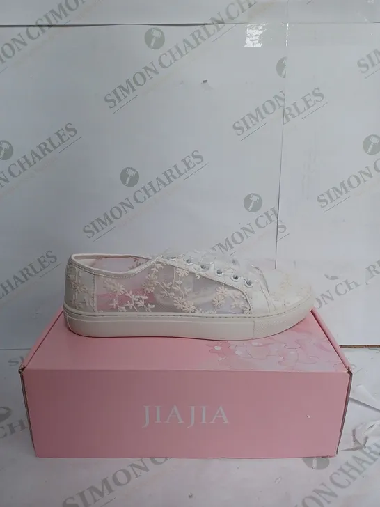 JIAJIA CLEAR WEDDING SHOES WITH FLOWER DESIGN - UK 5.5