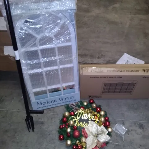 PALLET OF ASSORTED ITEMS TO INCLUDE CHRISTMAS WREATH, MODERNA MIRROR, INSECT KILLER ETC 