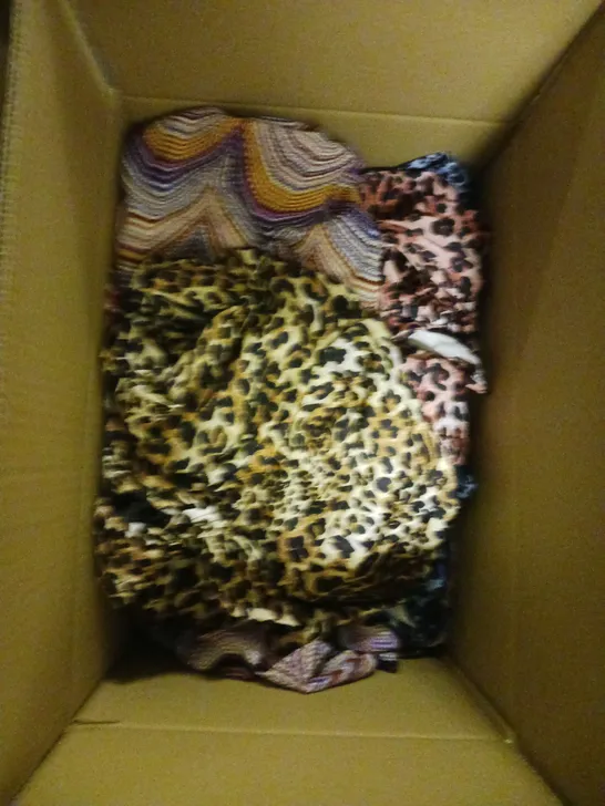 BOX OF APPROXIMATELY 10 ASSORTED CLOTHING AND FASHION ITEMS IN VARIOUS STYLES, SIZES, AND COLOURS / COLLECTION ONLY 