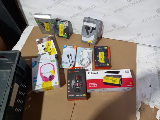 LOT OF APPROXIMATELY 10 ASSORTED ELECTRICAL ITEMS TO INCLUDE POLAROID ALARM CLOCK, BLACKWEB GAMING MOUSE, MIXX EARPHONES ETC