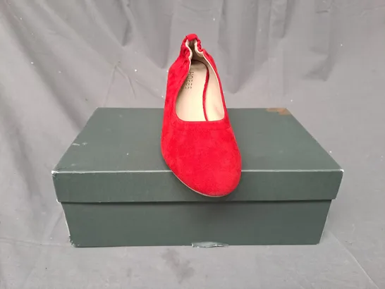 BOXED PAIR OF HOBBS LONDON CLOSED TOE BLOCK HEEL FINE SUEDE SHOES IN RED UK SIZE 5