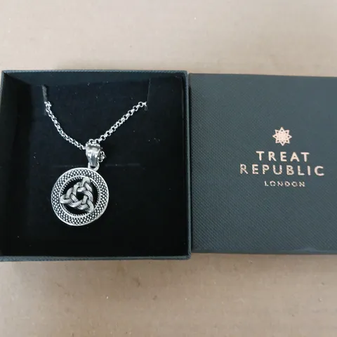 TREAT REPUBLIC PERSONALISED MEN'S CELTIC TRINITY PENDANT