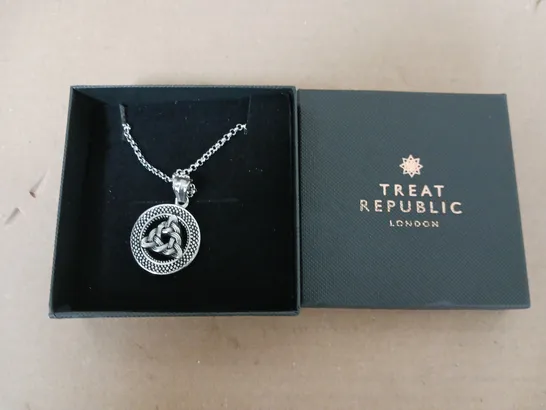 TREAT REPUBLIC PERSONALISED MEN'S CELTIC TRINITY PENDANT