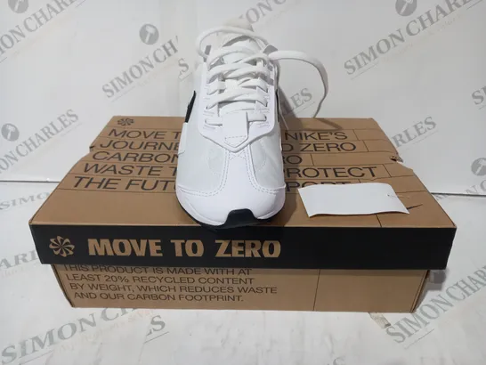 BOXED PAIR OF NIKE AIR MAX SHOES IN WHITE/BLACK UK SIZE 4.5