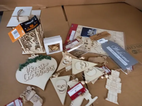 LOT OF WOODEN DECORATIONS