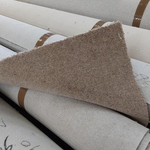ROLL OF QUALITY DIM HEATHERS CARPET // SIZE: APPROX. 4 X 1.86m