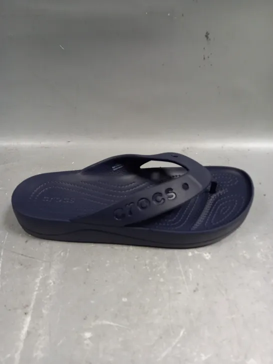 CROCS BAYA PLATFORM FLIP IN NAVY - 7