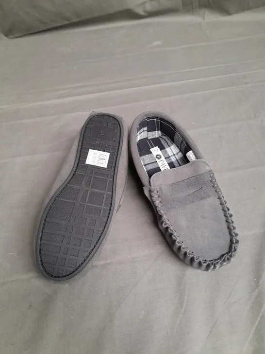 BOXED PAIR OF PAVERS GALOP GREY SLIPPERS SIZE UK 6