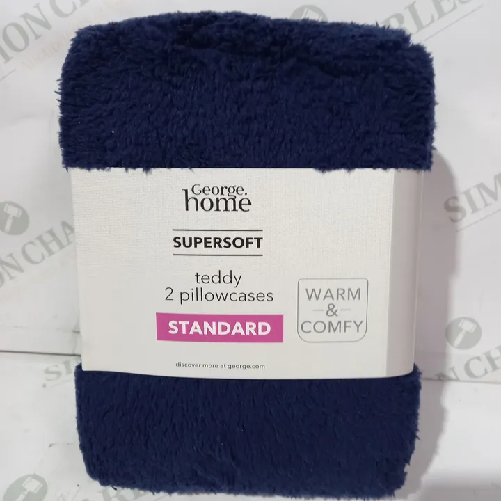 FLEECE PILLOWCASES IN BLUE STANDARD 4357598Simon Charles Auctioneers