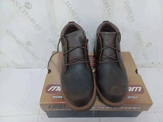 BOXED PAIR OF SKECHERS MENS LEATHER BOOTS IN CHOCOLATE - SIZE 8 