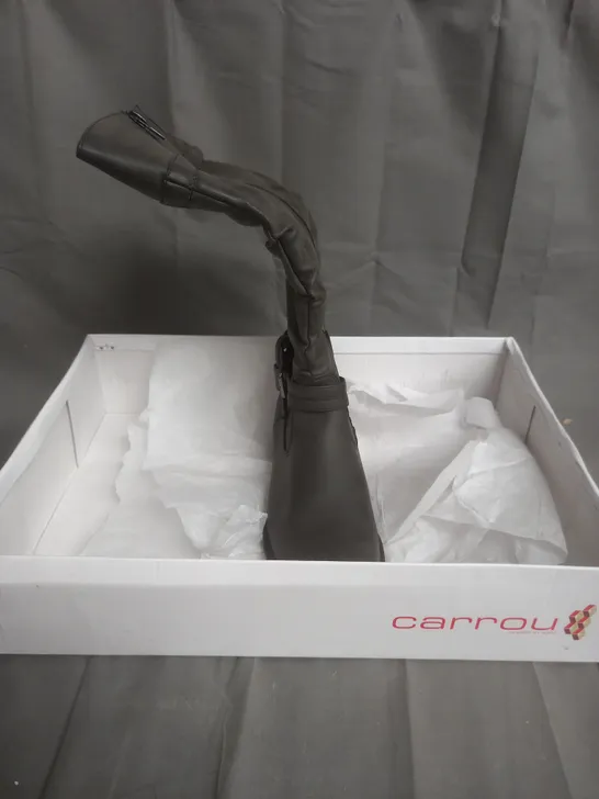 BOXED PAIR OF CARROU KNEE HIGH BLACK HEELED BOOTS SIZE 38