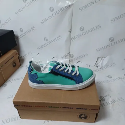 BOXED PAIR OF ADESSO FAYE ZIP TRAINERS IN BLUE/TURQUOISE - SIZE 6