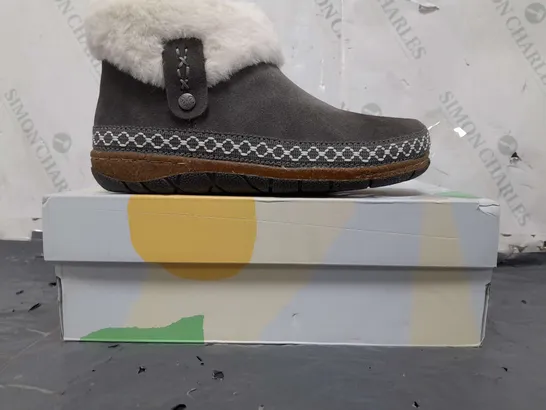 BOXED PAIR OF EARTH ORIGINALS EMMALYN BOOTIES IN GREY SIZE 5