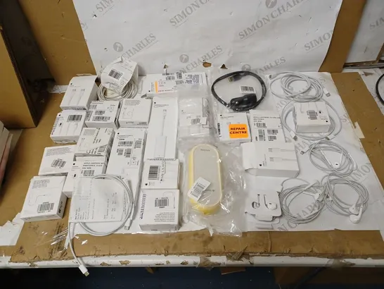 LOT OF APPROX. 25 ASSORTED ELECTRONICS TO INCLUDE APPLE CABLES, EARPHONES AND ADAPTERS ETC