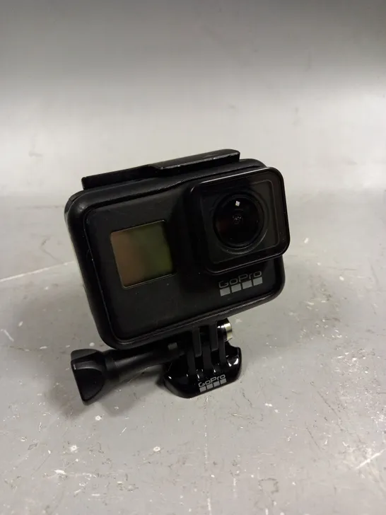 GO PRO BLACK 7 ACTION CAMERA WITH ACCESSORIES 