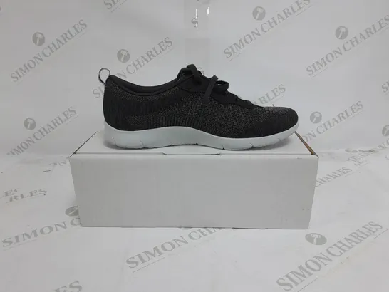 BOXED PAIR OF SKECHERS ARCH FIT TRAINERS IN BLACK SIZE 3.5 
