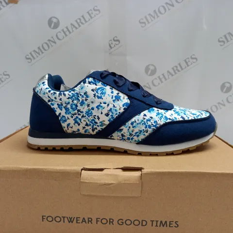 BOXED JOE BROWNS MIDSUMMER TRAINERS- UK 4