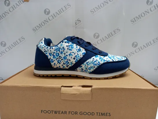 BOXED JOE BROWNS MIDSUMMER TRAINERS- UK 4