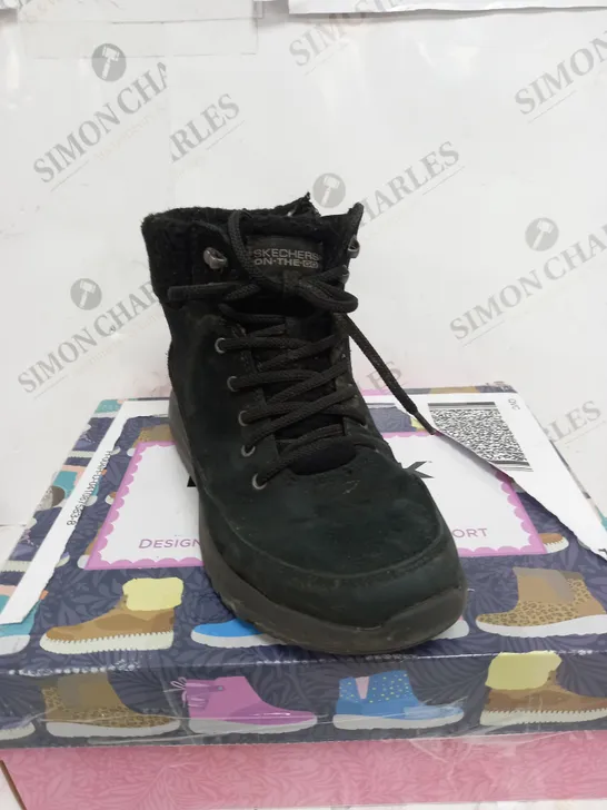 BOXED SKETCHERS STELLAR BOOTS IN BLACK - SIZE  5