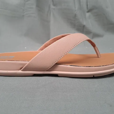 BOXED PAIR OF FITFLOP GRACIE LEATHER DLIP-FLOPS IN BEIGE UK SIZE 5