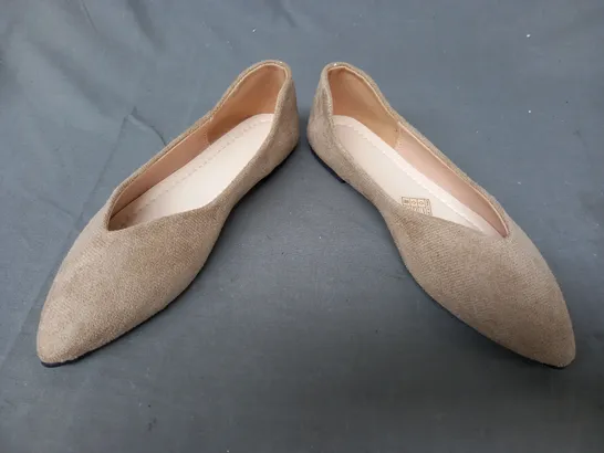 BOXED PAIR OF DESIGNER FLAT SLIP-ON SHOES IN TAN EU SIZE 36