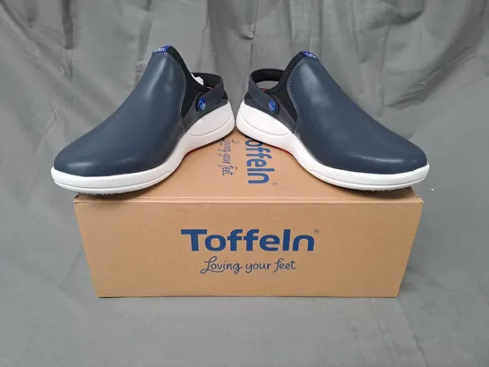 BOXED PAIR OF TOFFELN SMARTSOLE CLOGS IN NAVY UK SIZE 7