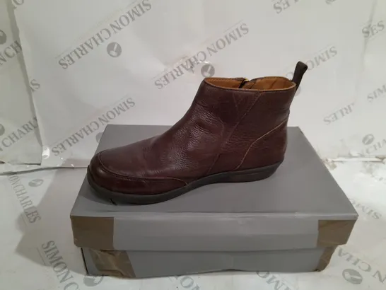 BOXED VIONIC LOIS BOOTS IN BROWN SIZE 4.5